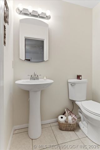 902 S Lake Road, Henryetta, OK 74437