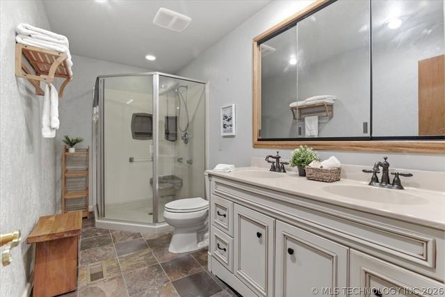 902 S Lake Road, Henryetta, OK 74437