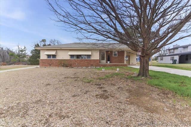 902 S Lake Road, Henryetta, OK 74437