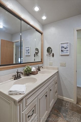 902 S Lake Road, Henryetta, OK 74437