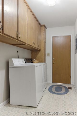 902 S Lake Road, Henryetta, OK 74437