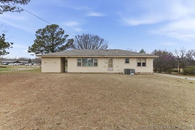 902 S Lake Road, Henryetta, OK 74437