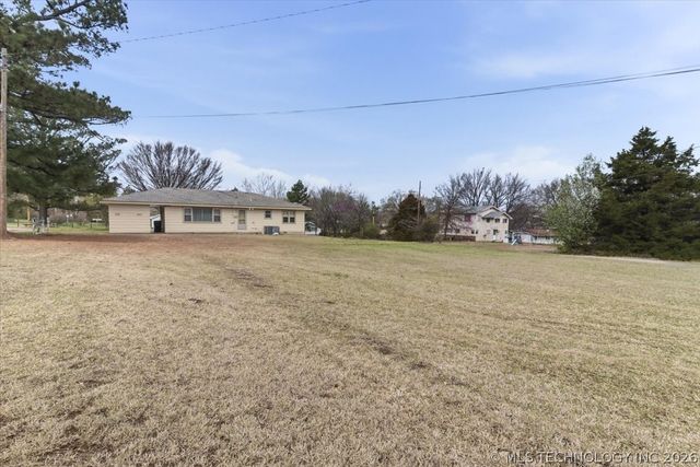 902 S Lake Road, Henryetta, OK 74437