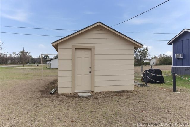 902 S Lake Road, Henryetta, OK 74437