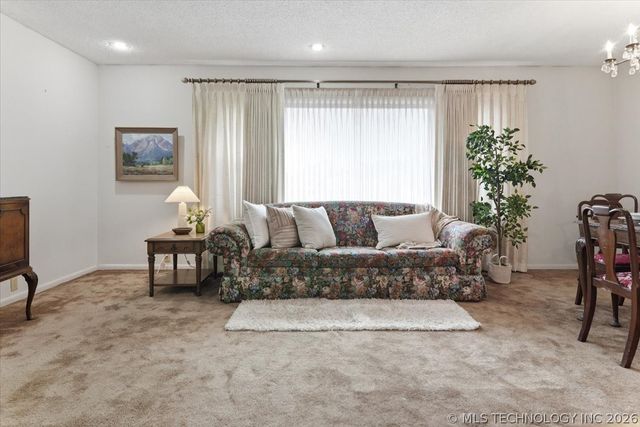 902 S Lake Road, Henryetta, OK 74437