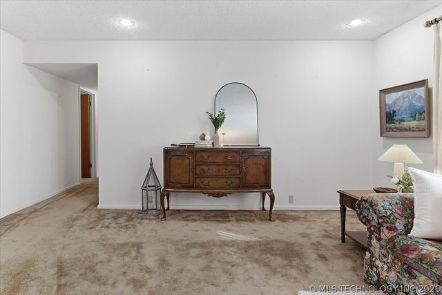 902 S Lake Road, Henryetta, OK 74437