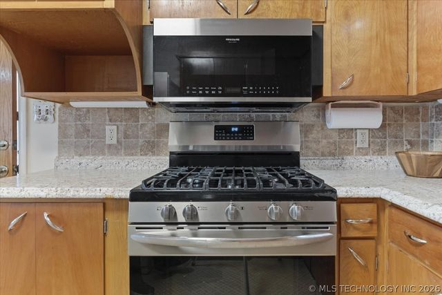 902 S Lake Road, Henryetta, OK 74437