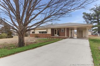 902 S Lake Road, Henryetta, OK 74437