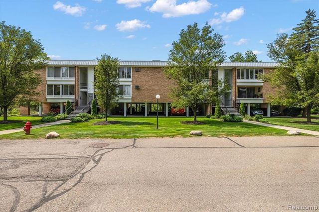 32030 Grand River Avenue 36, Farmington, MI 48336