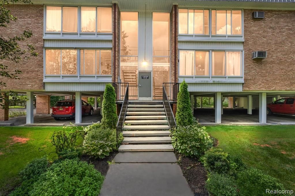 32030 Grand River Avenue 36, Farmington, MI 48336