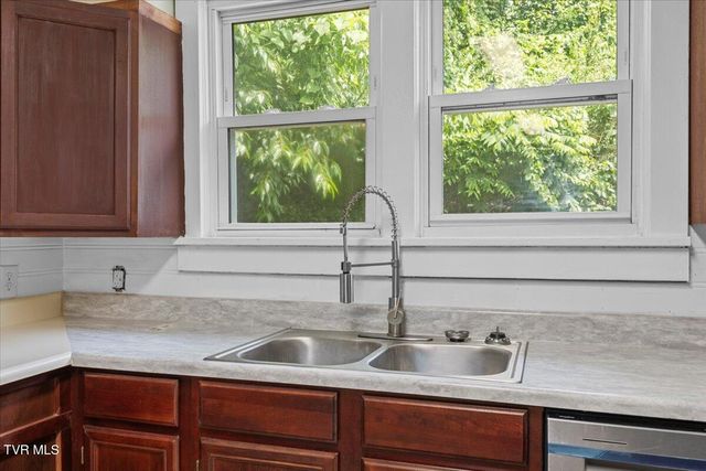 300 Wallace Pike, Bristol, VA 24202