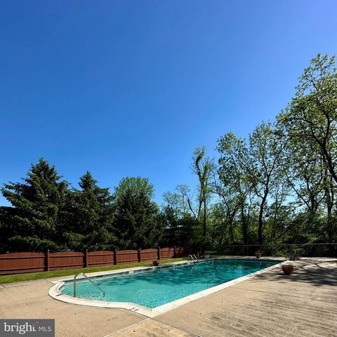 12 HERMITAGE DR, New Hope, PA 18938