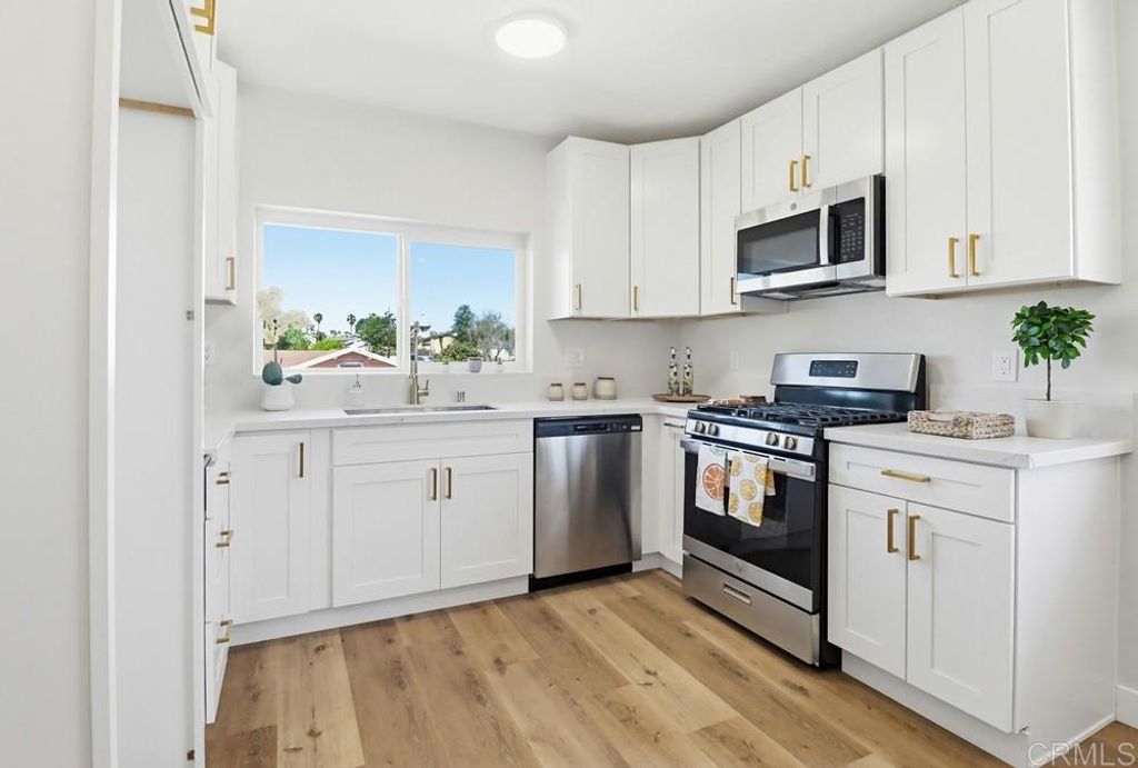 Image 6 of property listing at 3851 53 Hemlock Street, San Diego, CA 92113