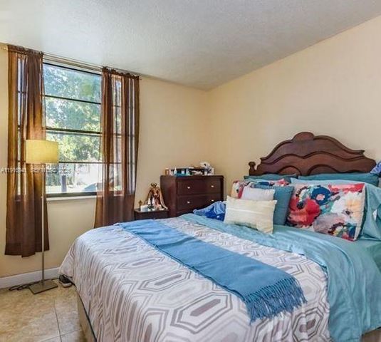 212 Lake Pointe Dr 112, Oakland Park, FL 33309