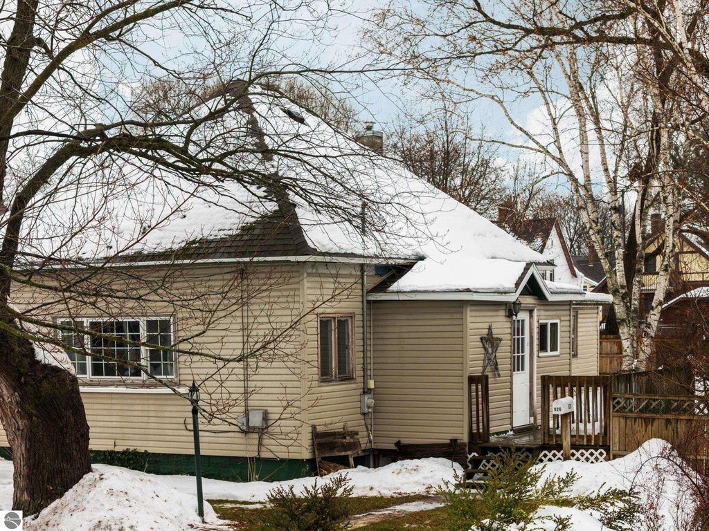 Image 1 of property listing at 826 First Avenue, Cadillac, MI 49601