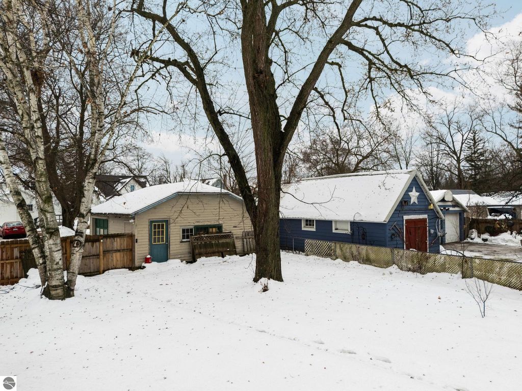 Image 11 of property listing at 826 First Avenue, Cadillac, MI 49601