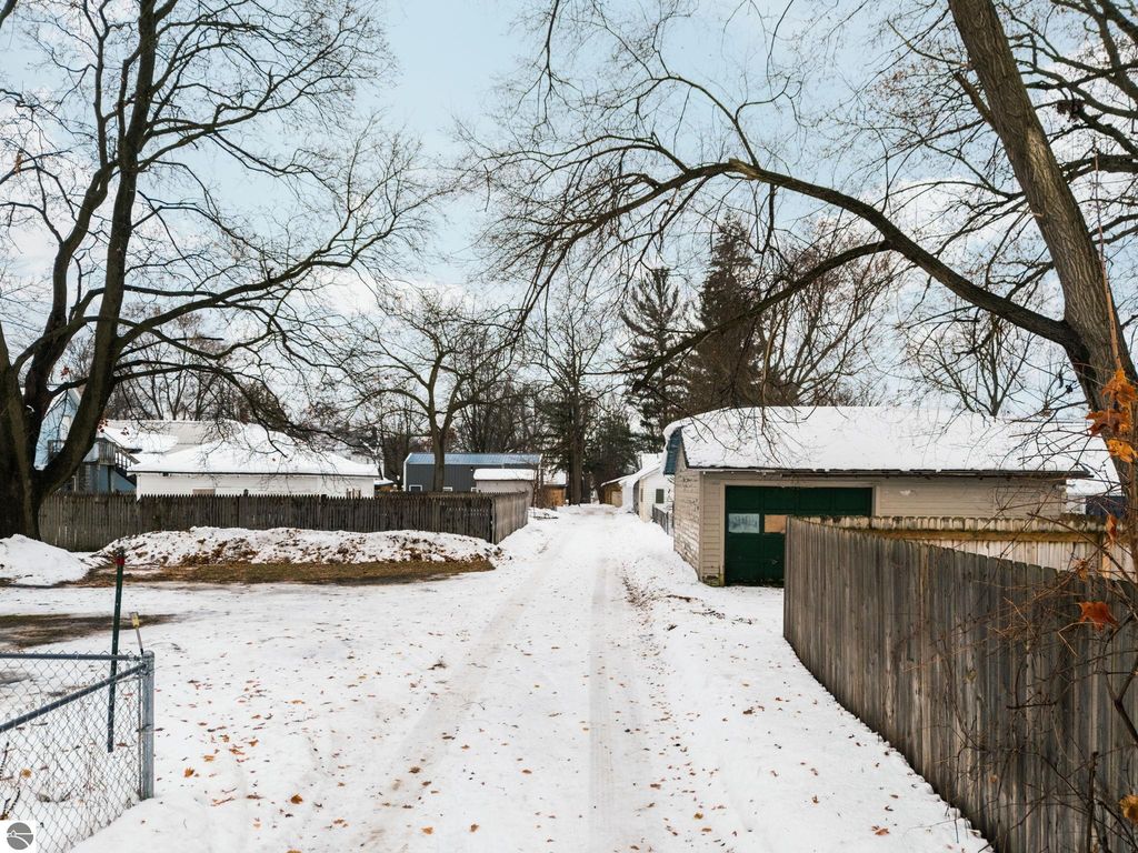 Image 13 of property listing at 826 First Avenue, Cadillac, MI 49601