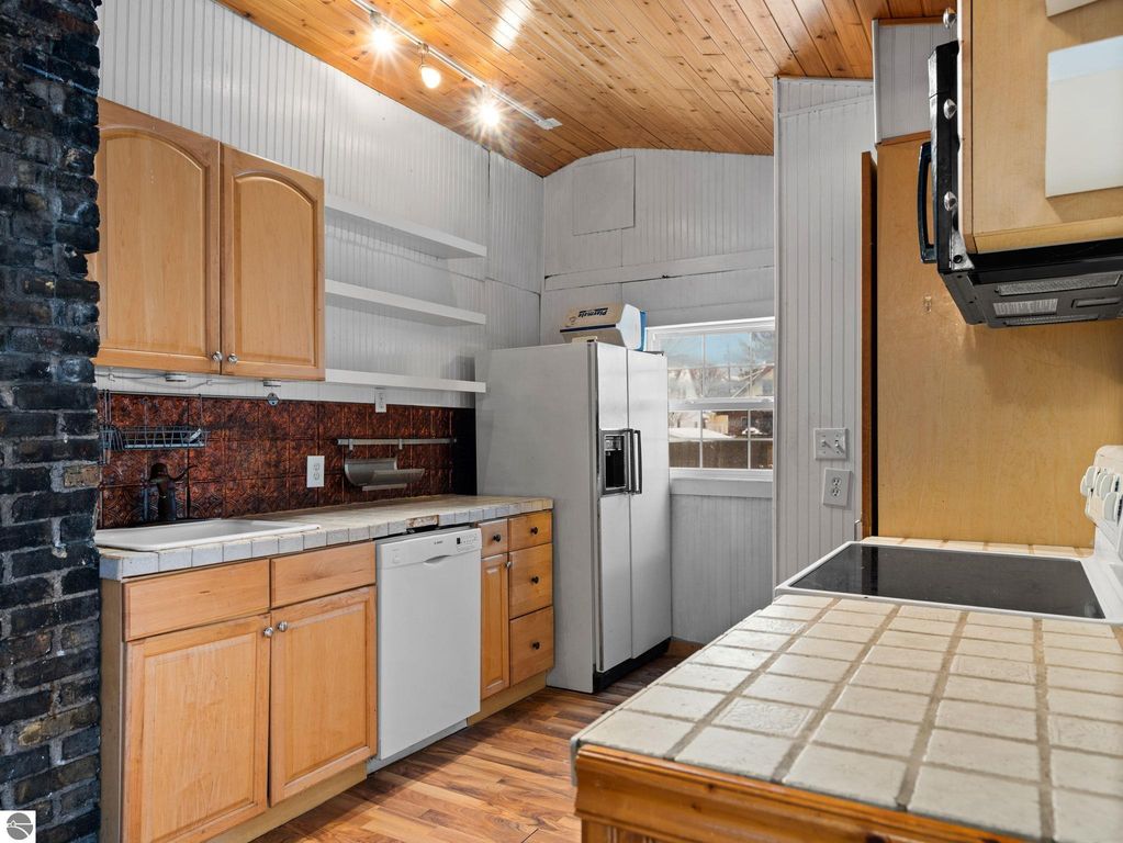 Image 21 of property listing at 826 First Avenue, Cadillac, MI 49601