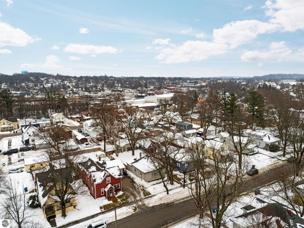 Image 36 of property listing at 826 First Avenue, Cadillac, MI 49601