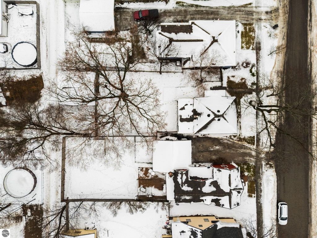 Image 37 of property listing at 826 First Avenue, Cadillac, MI 49601