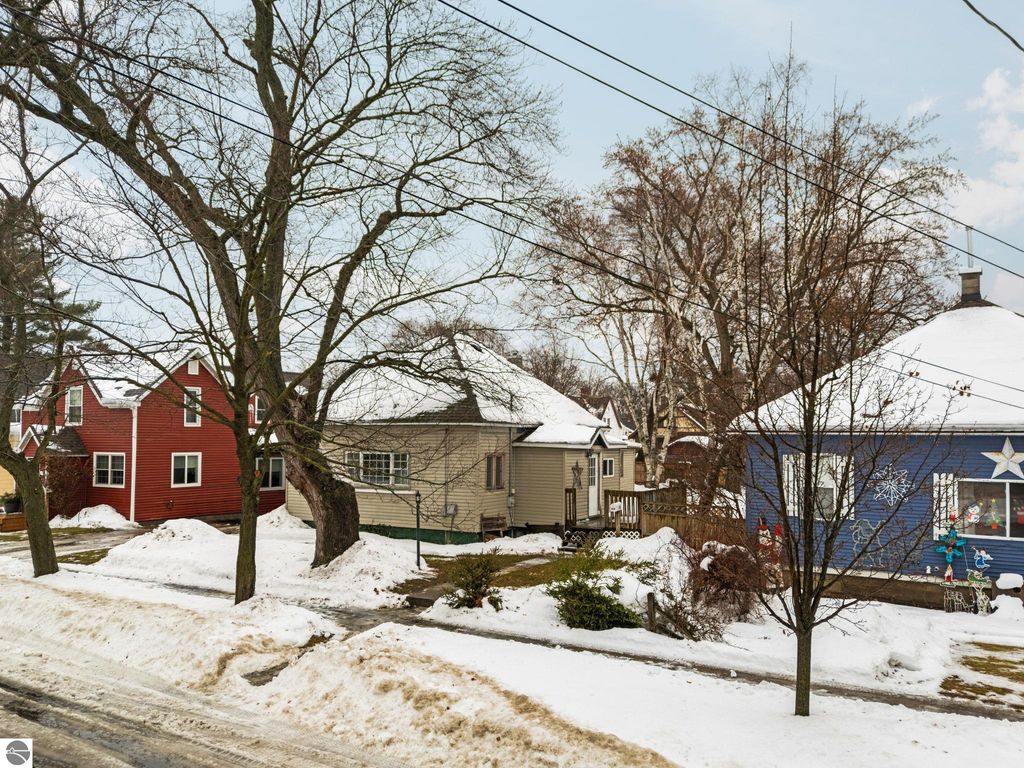 Image 4 of property listing at 826 First Avenue, Cadillac, MI 49601