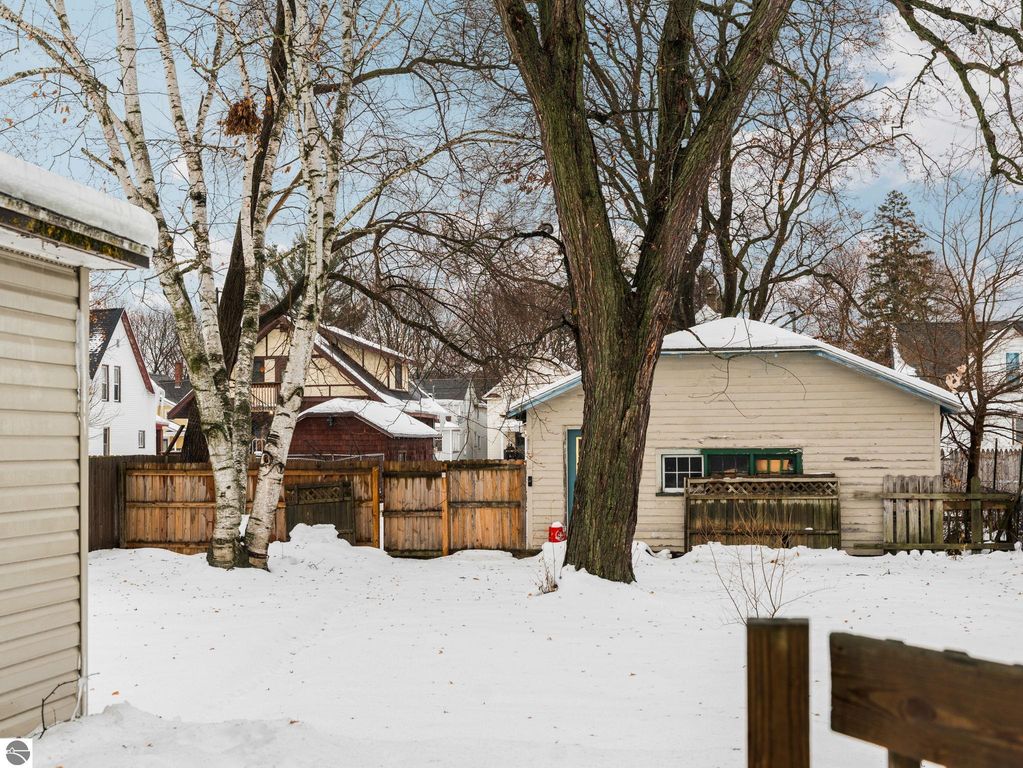 Image 7 of property listing at 826 First Avenue, Cadillac, MI 49601