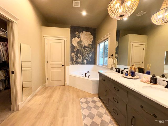 918 W Heather Woods Drive, Nampa, ID 83686