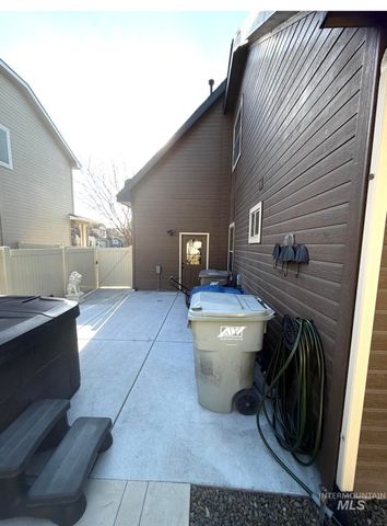 918 W Heather Woods Drive, Nampa, ID 83686