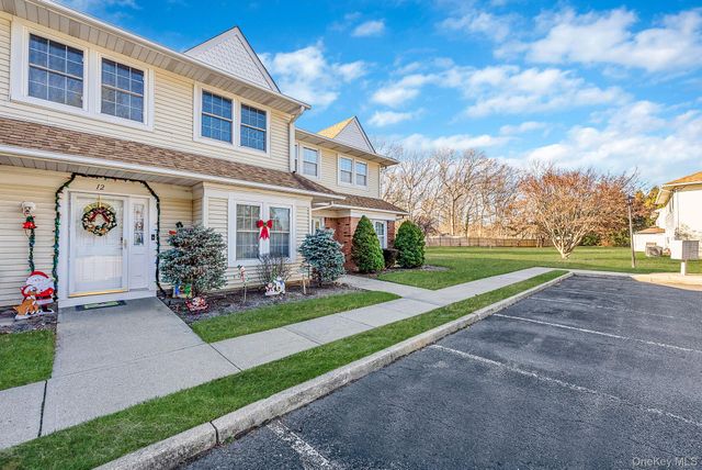 11 Gazebo Lane, Holtsville, NY 11742