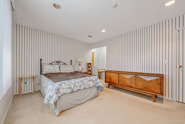 11 Gazebo Lane, Holtsville, NY 11742