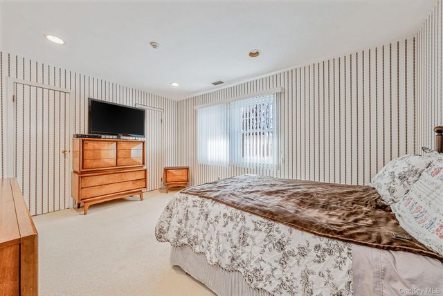 11 Gazebo Lane, Holtsville, NY 11742