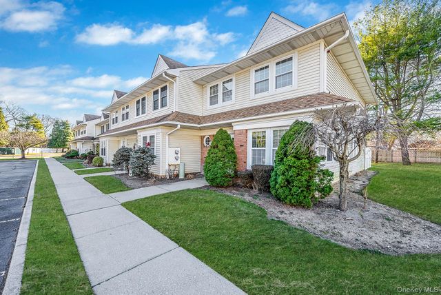 11 Gazebo Lane, Holtsville, NY 11742