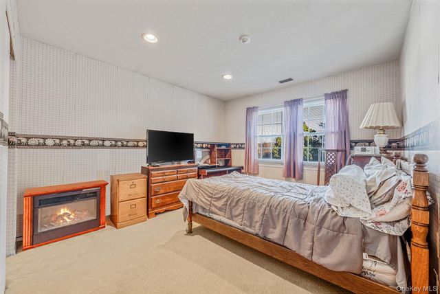 11 Gazebo Lane, Holtsville, NY 11742