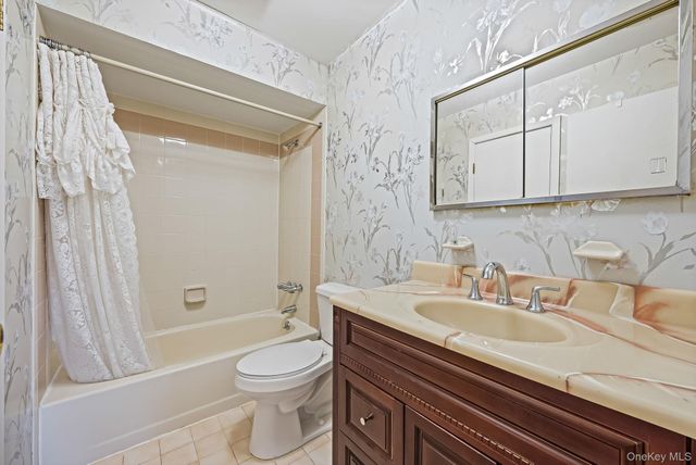 11 Gazebo Lane, Holtsville, NY 11742