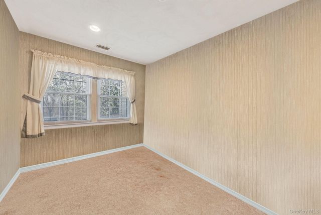 11 Gazebo Lane, Holtsville, NY 11742