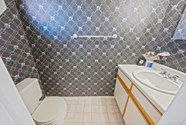 11 Gazebo Lane, Holtsville, NY 11742