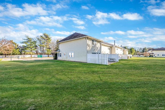 11 Gazebo Lane, Holtsville, NY 11742