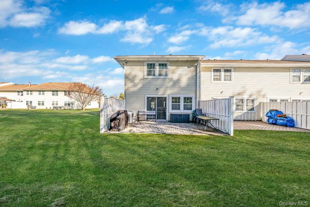 11 Gazebo Lane, Holtsville, NY 11742