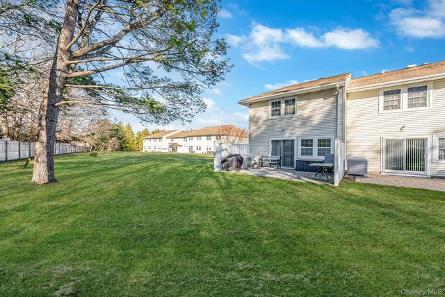 11 Gazebo Lane, Holtsville, NY 11742