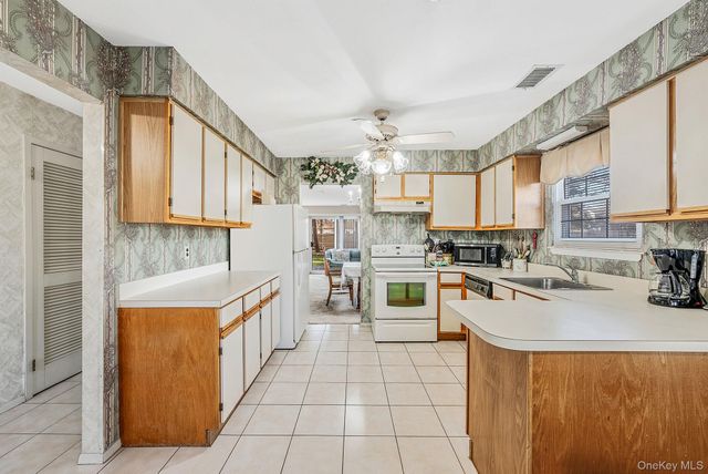 11 Gazebo Lane, Holtsville, NY 11742