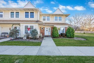 11 Gazebo Lane, Holtsville, NY 11742