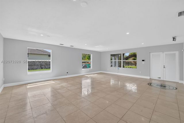 10890 SW 95th St, Miami, FL 33176