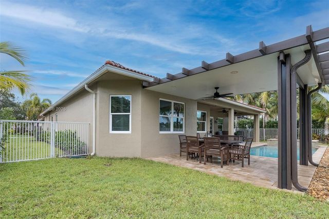 19252 N Hibiscus St, Weston, FL 33332