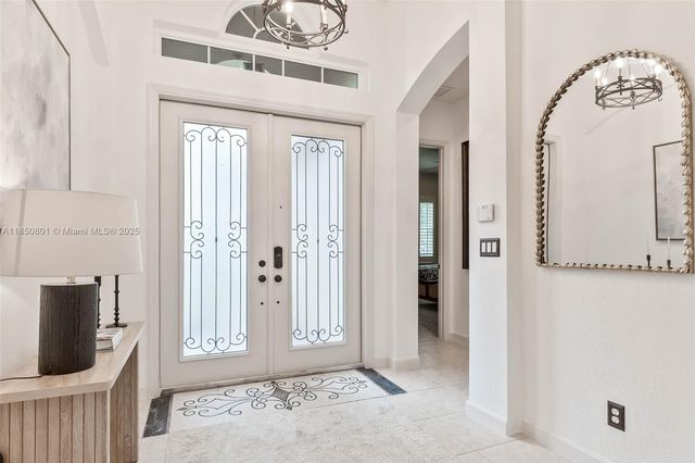 19252 N Hibiscus St, Weston, FL 33332