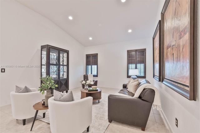19252 N Hibiscus St, Weston, FL 33332