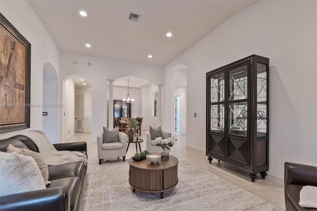 19252 N Hibiscus St, Weston, FL 33332
