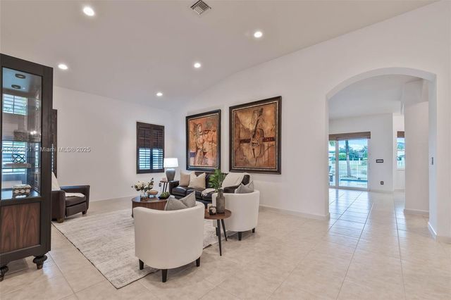 19252 N Hibiscus St, Weston, FL 33332