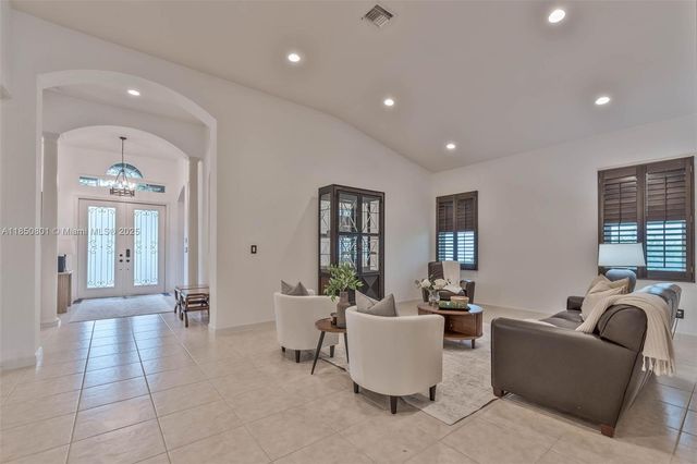 19252 N Hibiscus St, Weston, FL 33332
