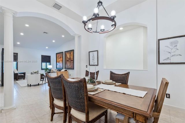 19252 N Hibiscus St, Weston, FL 33332