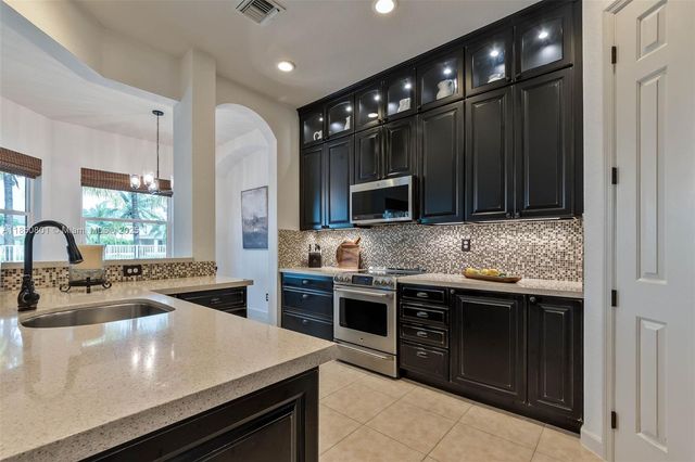 19252 N Hibiscus St, Weston, FL 33332